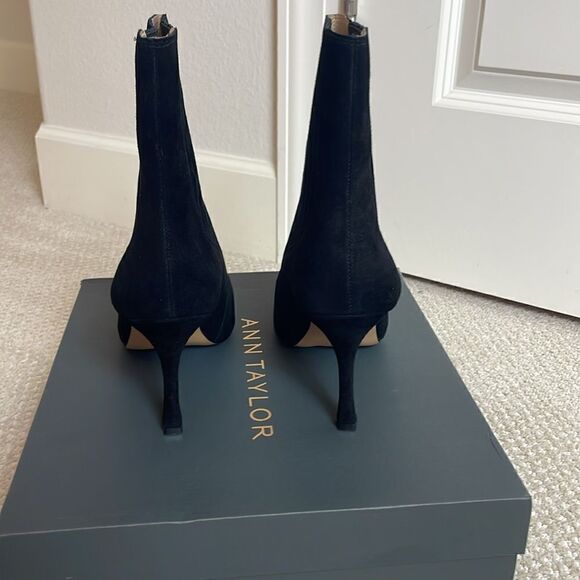 NIB Ann Taylor Chelsea Suede Bootie - Picture 7 of 7